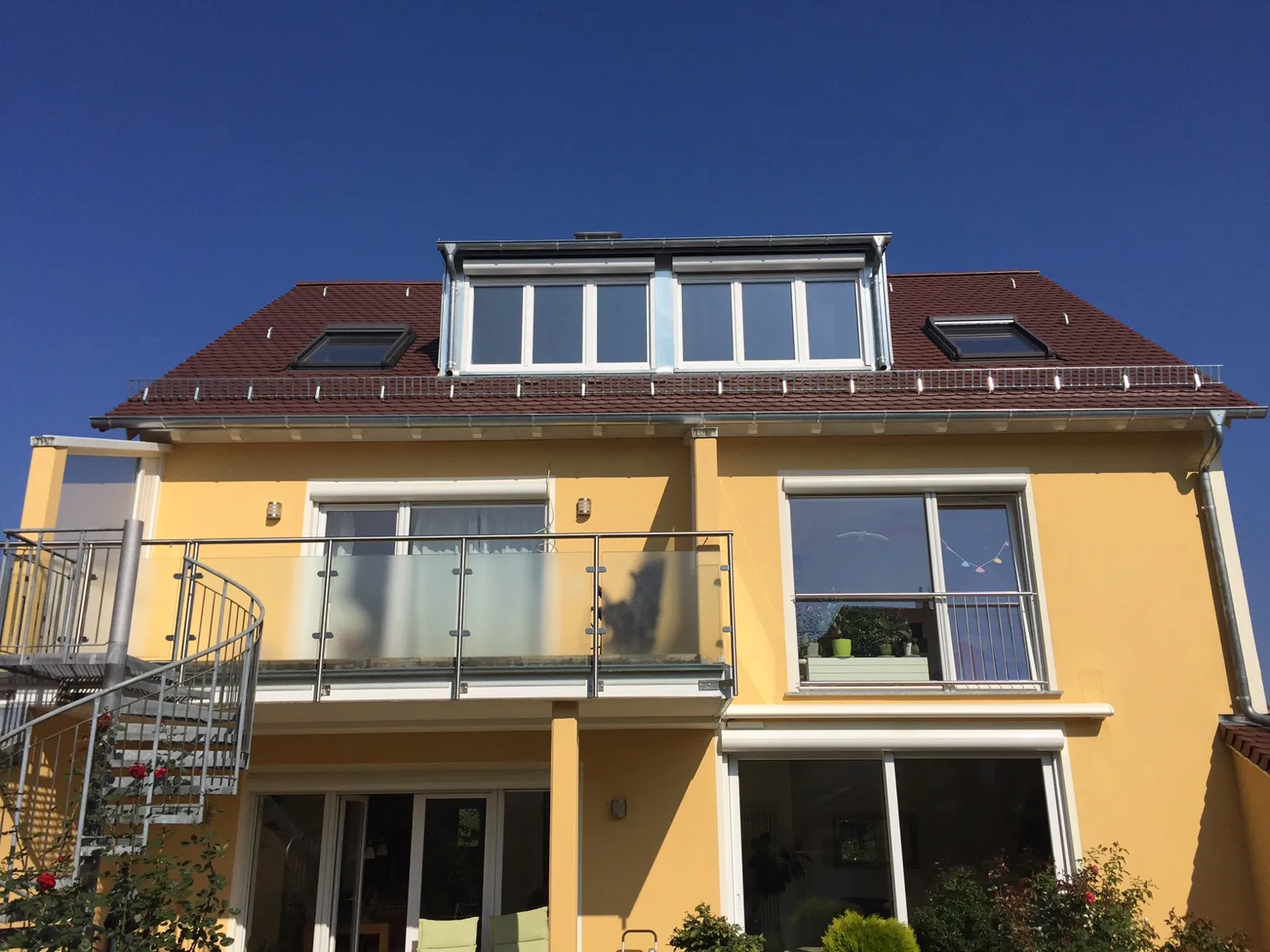 Wohnhaus mit Ziegeldach und Gauben